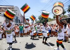 Percussão do Olodum reúne público durante a Lavagem do Bonfim