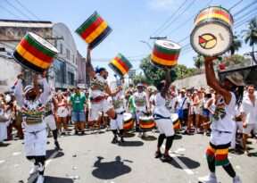 Percussão do Olodum reúne público durante a Lavagem do Bonfim