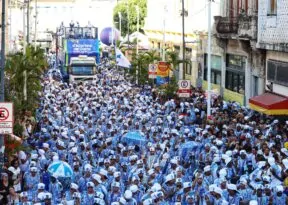 Afoxé Filhos de Gandhy leva o som do agogô para o domingo de Carnaval