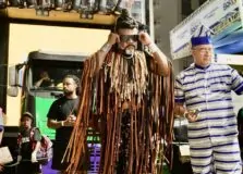 Ajayô! Carlinhos Brown desfila com o trio Mr. Brown pelo circuito Barra-Ondina