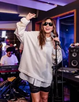 Alinne Rosa apresenta músicas inéditas em novo especial