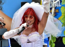 Alinne Rosa reverencia Rita Lee em look para desfile no Campo Grande