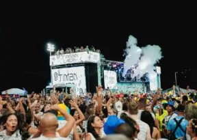 Bloco Timbalada retorna ao Carnaval e arrasta multidão na Barra-Ondina