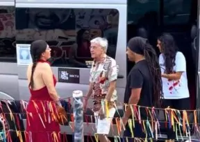Caetano Veloso presta visita na sede do Instituto Quabales em Salvador