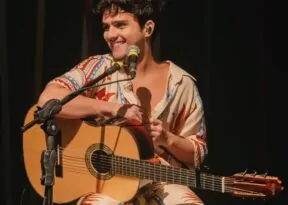 Caike Souza apresenta primeiro álbum autoral ‘Entre Flores e Dores’ em Salvador