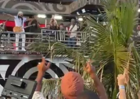 Bell Marques homenageia Carlinhos Brown durante desfile do bloco Vumbora