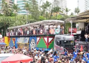 Carlinhos Brown apresenta trio elétrico sustentável e marca nova fase do Carnaval