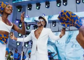 Carlinhos Brown celebra a Rainha do Mar em mais uma edição da Enxaguada de Yemanjá