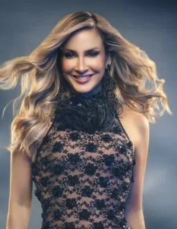 Claudia Leitte celebra 18 anos de carreira solo em desfile com o Bloco Largadinho no Carnaval 2026