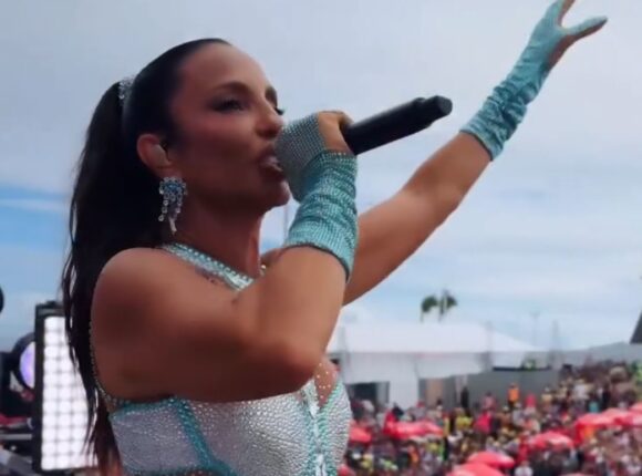Coruja! Ivete Sangalo abre o sábado do Carnaval de Salvador agitando foliões no Barra-Ondina