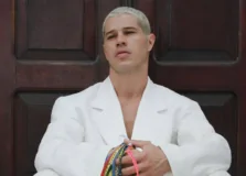 De branco e com fitinhas do Bonfim, José Loreto chega a solo baiano para Carnaval em Salvador