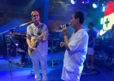 Durval Lelys convida Ricardo Chaves ao palco durante Festa de Iemanjá em Salvador