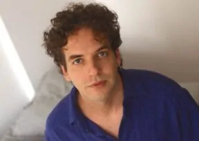 Edu Coutinho integra elenco de “Gal – o Musical” em São Paulo