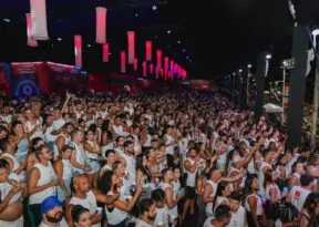 Famosos marcam presença em segunda noite lotada no Camarote Club. Confira!