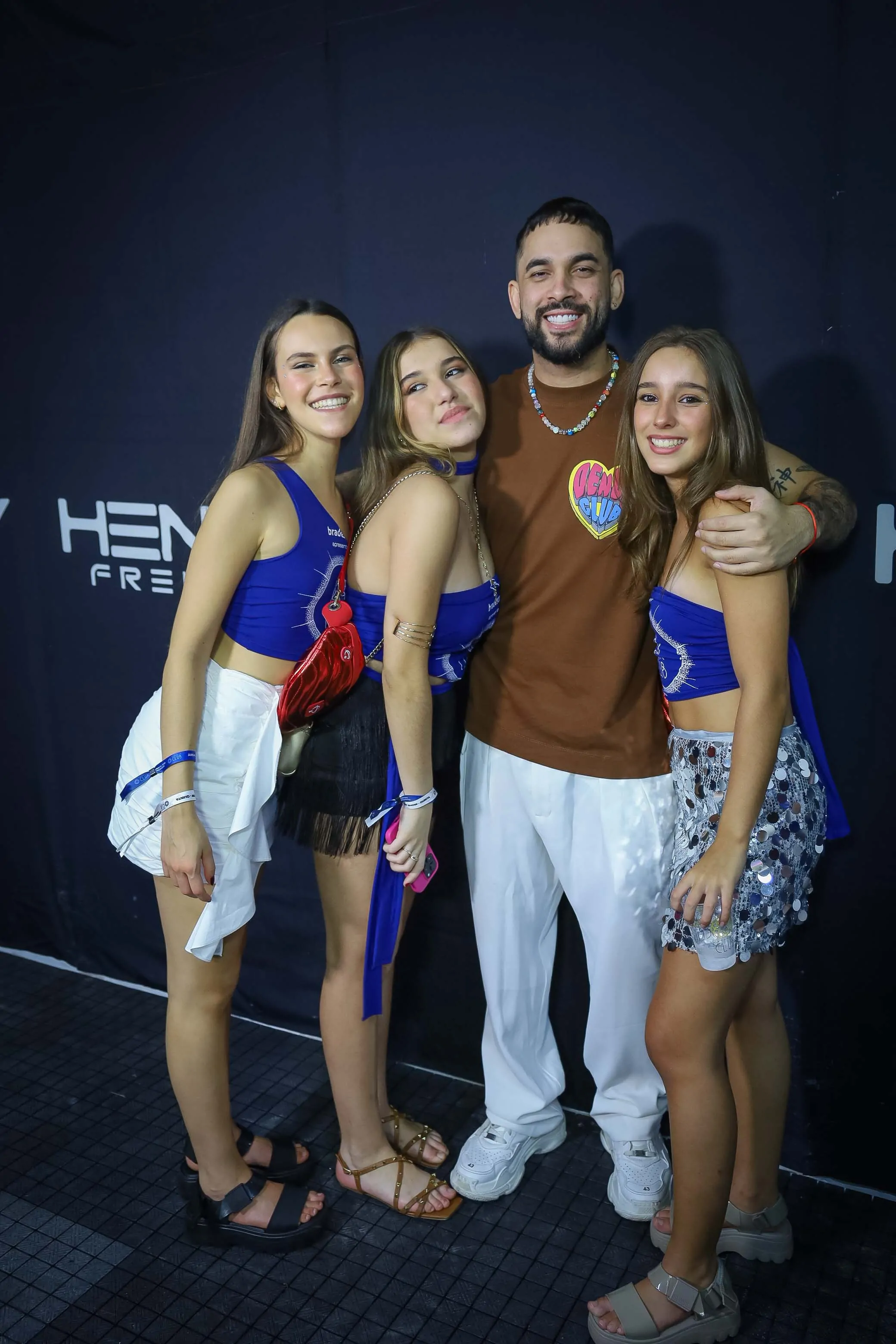 Henry Freitas com as fãs