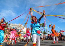 Fuzuê anima o pré-Carnaval de Salvador com fanfarras e grupos culturais