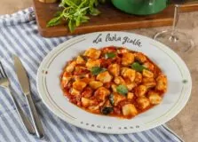 La Pasta Gialla celebra aniversário com resgate a clássicos da trajetória