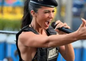 Larissa Marques homenageia a polícia no Campo Grande