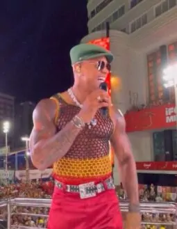 Léo Santana comanda trio sem cordas no circuito Barra-Ondina abrindo oficialmente a folia baiana