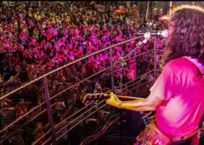 Luiz Caldas abre Carnaval e arrasta multidão na pipoca
