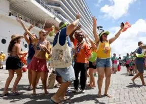 Maior cruzeiro da temporada atraca em Salvador e turistas são recebidos em clima de Carnaval