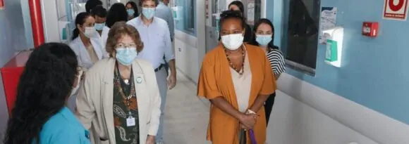 Margareth Menezes visita Hospital Martagão Gesteira, em Salvador