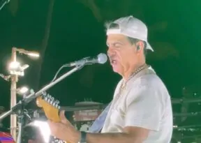 Me Abraça! Durval Lelys um dos mais tradicionais  blocos do Carnaval de Salvador