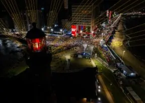 Mercado Pago e Estalo iluminam o Farol da Barra em ação inédita no Carnaval de Salvador