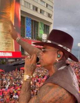 ‘O Dono Da Zorra Toda’: Léo Santana puxa bloco Vem com o Gigante Nana em Barra-Ondina