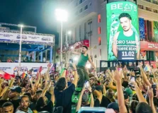 Pedro Sampaio surpreende foliões com aparição no Farol da Barra