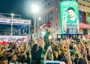 Pedro Sampaio surpreende foliões com aparição no Farol da Barra