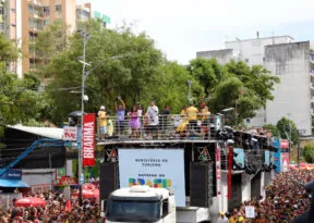 Pipoca. Povo. Presente! Saulo arrasta multidão de foliões no Campo Grande
