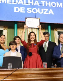 Presidente da OAB-BA, Daniele Borges recebe medalha especial. Veja!