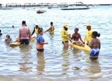 Projeto leva banho de mar assistido a Praia da Preguiça