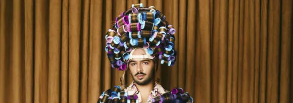 Com visual inspirado em Dona Hermínia, Pedro Sampaio se prepara para estrear na folia baiana