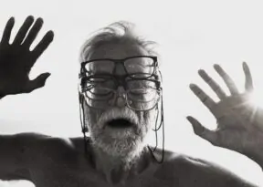 Tuzé de Abreu celebra aniversário com show beneficente no Teatro Gamboa