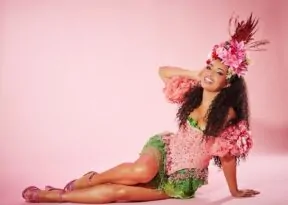 Karinah cumpre agenda com Brown, Margareth e Nelson Rufino no Carnaval de Salvador