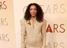 Alice Carvalho desfila com bolsa-escultura de Jay Boggo no Oscar 2026