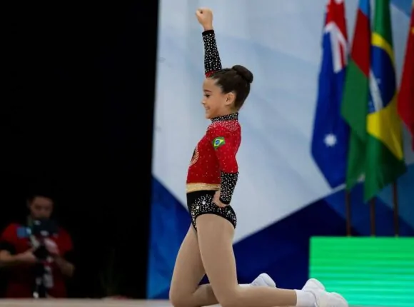 Aos 10 anos, baiana surpreende o mundo e conquista feito inédito na ginástica