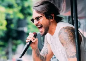 Banda EVA celebra verão histórico com mais de 60 shows pelo Brasil