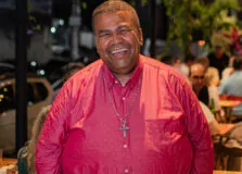 Padre Lázaro Muniz se despede da Igreja Rosário dos Pretos, no Pelourinho