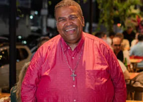 Padre Lázaro Muniz se despede da Igreja Rosário dos Pretos, no Pelourinho