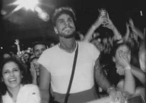 Cantor baiano viaja para show de Jason Mraz e acaba cantando com o artista