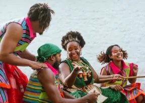 Espetáculo “Fala, Ìbejì” ocupa praças de Salvador com temporada gratuita e bilíngue