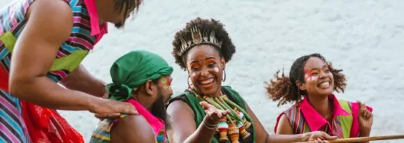 Espetáculo “Fala, Ìbejì” ocupa praças de Salvador com temporada gratuita e bilíngue