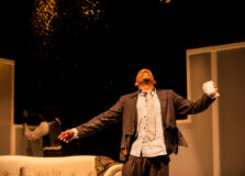 Espetáculo ‘Namíbia, Não!’, dirigido por Lázaro Ramos, retorna a Salvador