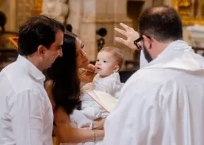 Batizado da filha de Maria Victória Salomão e Eugênio Carvalho reuniu convidados em Salvador