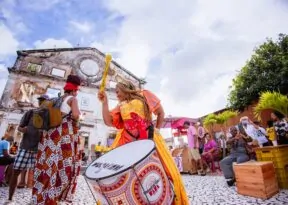 Mercado Iaô reúne multidão na Ribeira e celebra aniversário de Salvador com feira e ações sociais