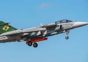 Novo caça da FAB é apresentado com escolta a Lula