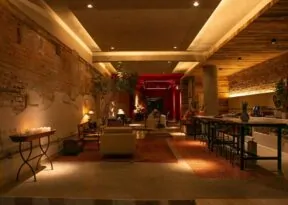 Rua Chile ganha novo espaço para eventos com ambiente versátil e intimista